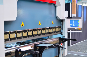 Metalworking bending machine for sheet metal blanks.