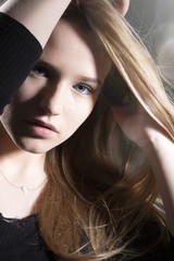 Junge hübsche blonde Frau blick sinnlich