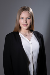 Junge hübsche blonde Frau