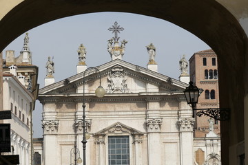Fototapeta na wymiar St. Peter Cathedral through St. Peter arch in Mantova 