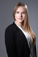 Junge hübsche blonde Frau