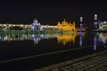 Fototapeta na wymiar Golden Temple Amritsar at night