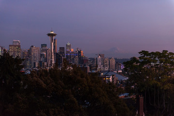 Naklejka premium Sunset over the skyline of the city of Seattle and the profile of Mount Rainier in the background.