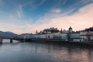 Obraz premium Salzburg Skyline Panorama mit Festung Burg Hohensalzburg am Fluss Salzach