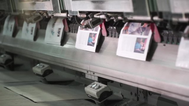 Running Belt with Offset Newspaper Prints