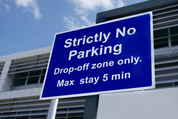 Obraz premium Strictly no parking airport sign drop off zone only