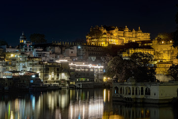 Fototapeta na wymiar Udaipur Palace at night