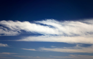 Fototapeta na wymiar Blauer Himmel und Wolken