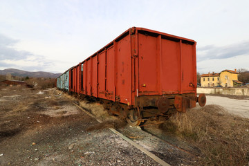 Obraz premium Abandoned old railway wagons at station, old train wagons in an abandoned station Inside this train station still stay wagons since the station was closed.