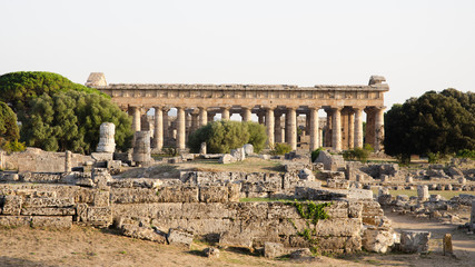 Paestum, zona archeologica con templi, strade e resti di costruzioni antiche