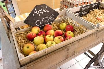 Apples on the cart / 荷台で売られているリンゴ