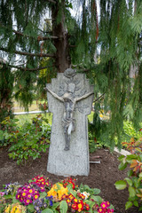 Kreuzigungsszene unter einer Tanne