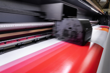 Large format digital printing machine and moving print head