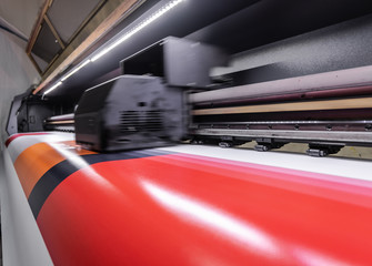 Large format digital printing machine and moving print head © ozencdeniz