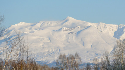 雪に覆われた山の景色