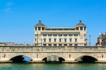 Obraz premium Syrakus Sizilien Ponte Umbertino in den Stadtteil Ortigia.