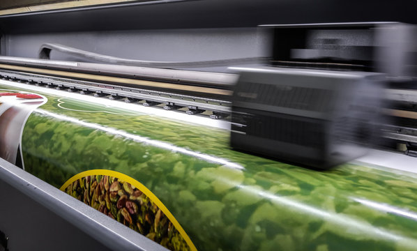 Large format digital printing machine and moving print head