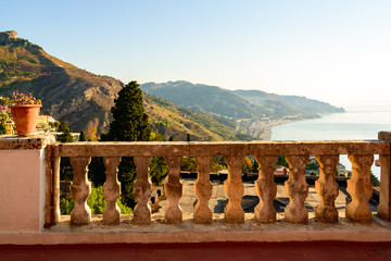 Aussicht vom Hotel Villa Nettuno auf  die Straße von Messina, bei klarer Sicht die Küste von Kalabrien gut erkennbar
