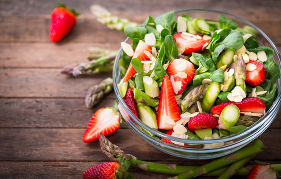 Healthy asparagus salad with strawberries