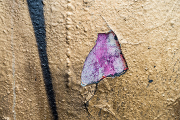 Putz bröckelt ab durch Graffities