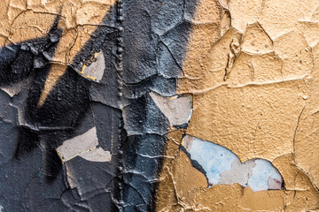 Putz bröckelt ab durch Graffities