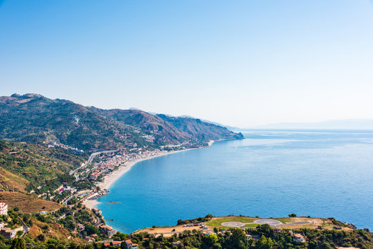 K&uuml;ste bei Taormina mit Hubschauberlandeplatz, in Richtung Lehtojanni und Messina