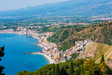 Obraz premium Taormina Sizilien, Blick über die Bucht von Giardini-Naxos, im Hintergund die Ausläufer des Vuklans Ätna