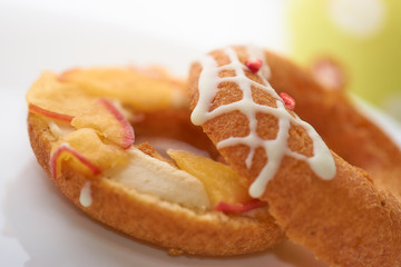 フルーツのリンゴが使われているおしゃれなドーナツ