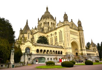 Fototapeta na wymiar Basilique Saint-Thérèse de Lisieux