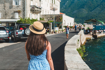 Fototapeta premium kobieta spaceru ulicami miasta, w pobliżu morza. letnie wakacje