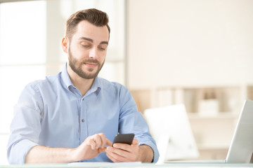Fototapeta premium Messaging in office