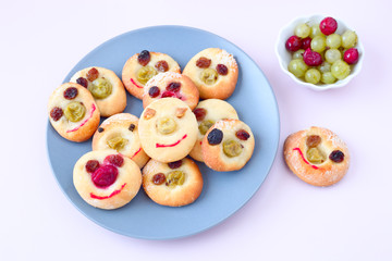 Lustige Kekse mit Stachelbeeren