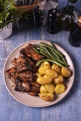 Costillas con patatas y judías 