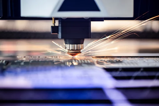 posibilidad clérigo esfuerzo Cnc milling machine. Processing and laser cutting for metal in the  industrial area with coolant. Industrial exhibition of machine tools. foto  de Stock | Adobe Stock