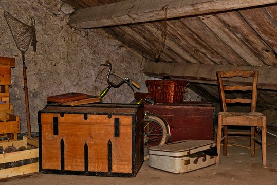 Objets dans un grenier Fran&ccedil;ais