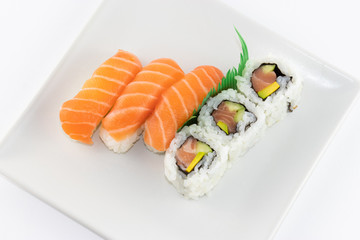 Un piatto di sushi su sfondo bianco