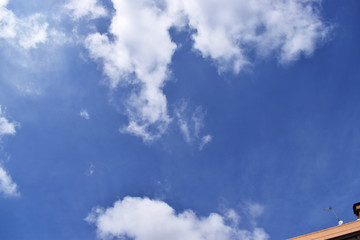 Fondo de cielo con vallas.