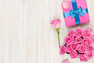 Pink roses and gift box