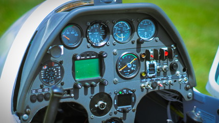 Cockpit eines Kleinflugzeugs / Segelfliegers
