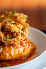 Pollo a la criolla con aros de cebolla fritos