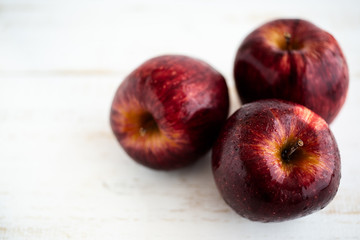 Manzanas rojas sobre fondo blanco