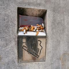 Zigaretten in einem Aschenbecher am Wegrand in Pula in Kroatien