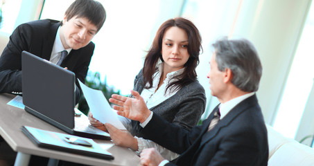 Fototapeta premium boss and staff in discussing the working paper