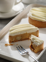 Tartlet with macadamia, caramel cream and vanilla ganache.