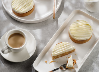 Tartlet with macadamia, caramel cream and vanilla ganache.