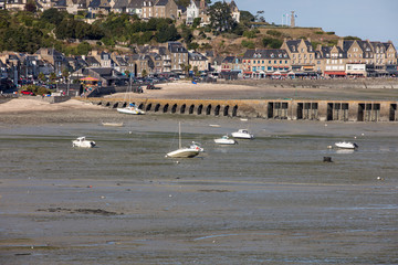 Obraz premium Boats on dry land at the beach at low tide in Cancale famous oysters production town, Brittany, France,