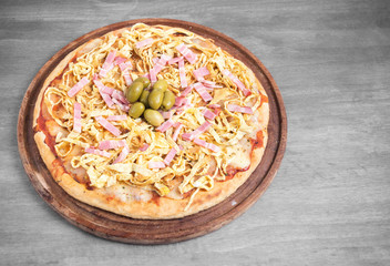 bacon and eggs pizza
