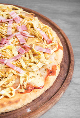 bacon and eggs pizza