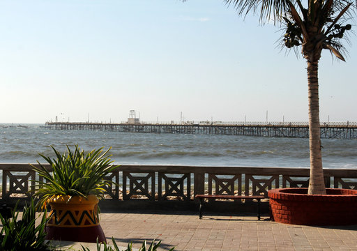 vista de secci&oacute;n de malec&oacute;n frente al mar en Pacasmayo - Per&uacute;