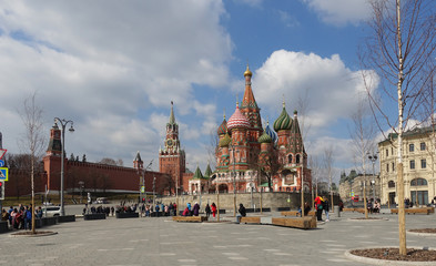 Obraz premium Moscow Kremlin and St. Basil's Cathedral in the spring on a sunny day